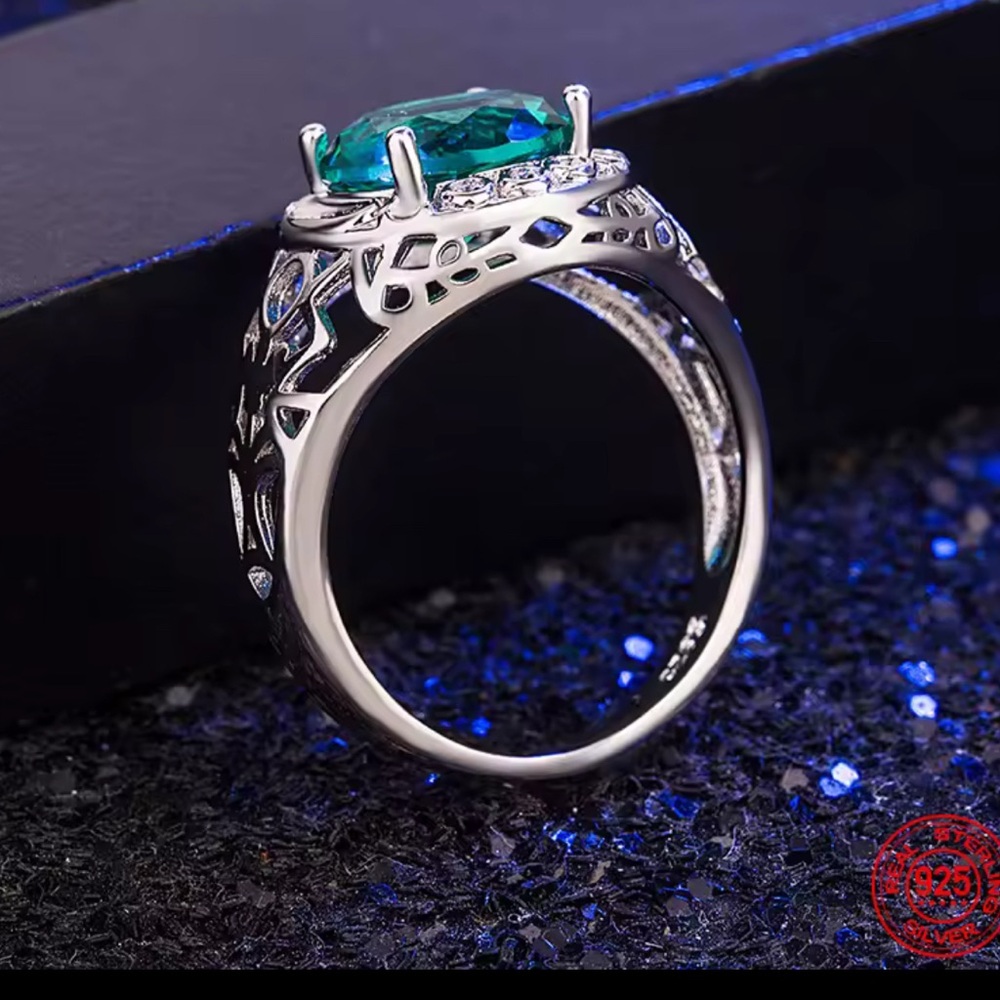 Elegant Sterling Silver Ring with Emerald Green Stone size 8